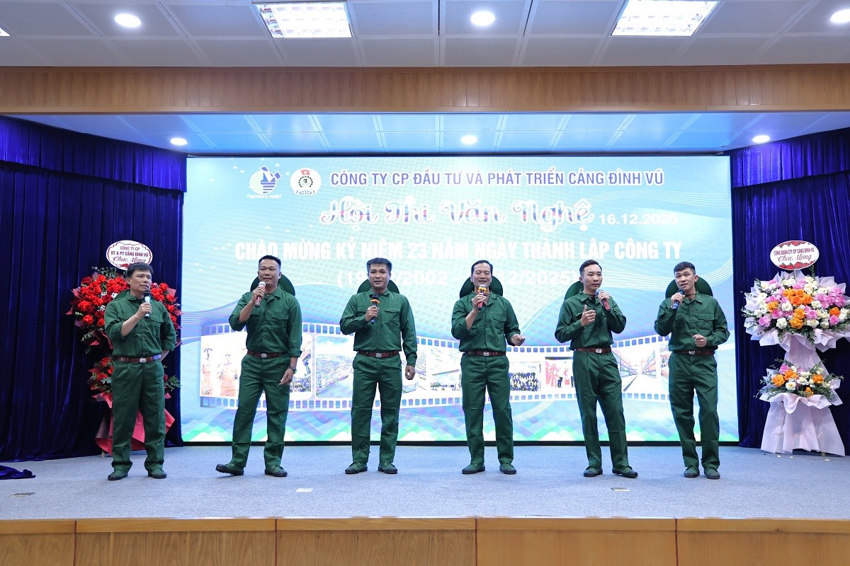 Tiết mục "Hát mãi khúc quân hành" - Đội Xếp dỡ đạt Giải Nhất